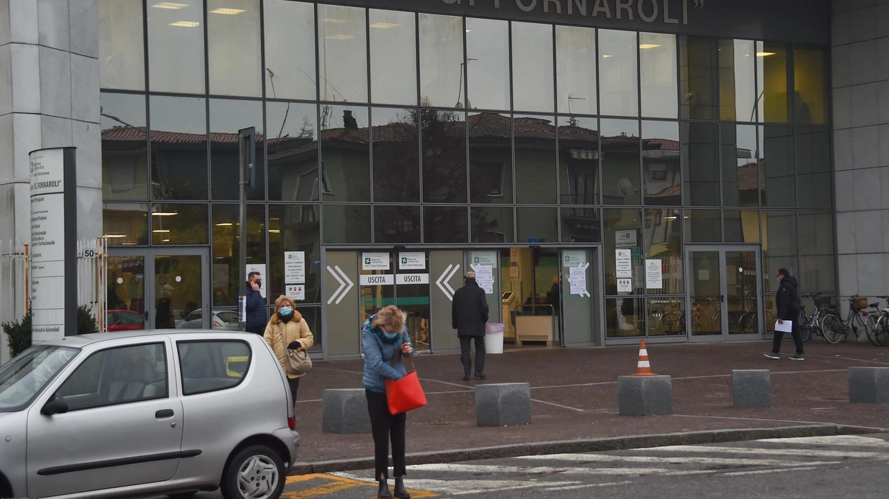 L’ospedale Fornaroli nel mirino di un 40enne di origini maghrebine L’ospedale Fornaroli nel mirino di un 40enne di origini maghrebine
