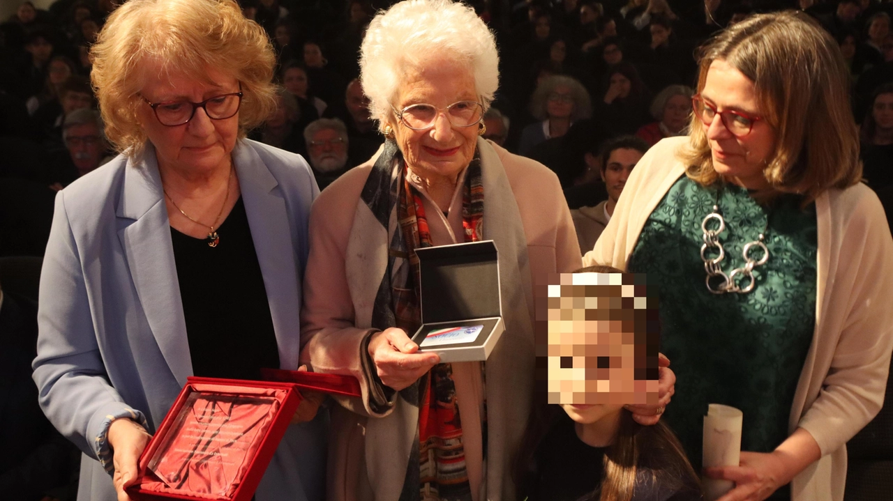 La consegna della tessera a Liliana Segre con la presidente nazionale Anei Anna Maria Sambuco e la vicesindaco Anna Scavuzzo