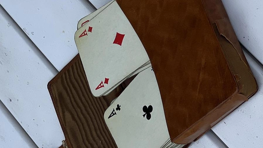 Lorenzo Bises racconta il suo ritorno al gioco delle carte dopo anni di distanza, partecipando a eventi di burraco a Milano e al Burraco Society di Maurizio Cattelan. Lorenzo Bises racconta il suo ritorno al gioco delle carte dopo anni di distanza, partecipando a eventi di burraco a Milano e al Burraco Society di Maurizio Cattelan.