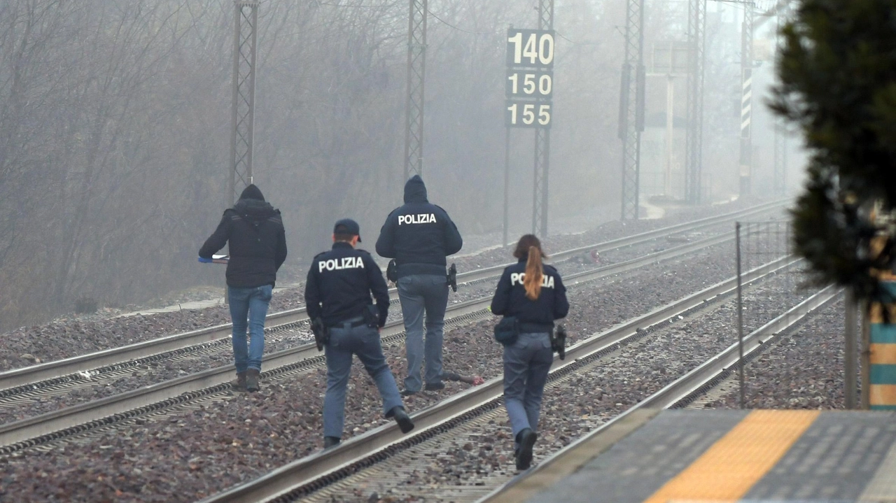 Sul posto la polizia ferroviaria (foto di repertorio) Sul posto la polizia ferroviaria (foto di repertorio)
