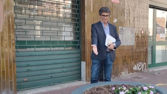 Ladri di fiori in azione nella centrale via Papa Giovanni XXIII, davanti alle vetrate di "Spazio Comune", dove si trovano... Ladri di fiori in azione nella centrale via Papa Giovanni XXIII, davanti alle vetrate di "Spazio Comune", dove si trovano...