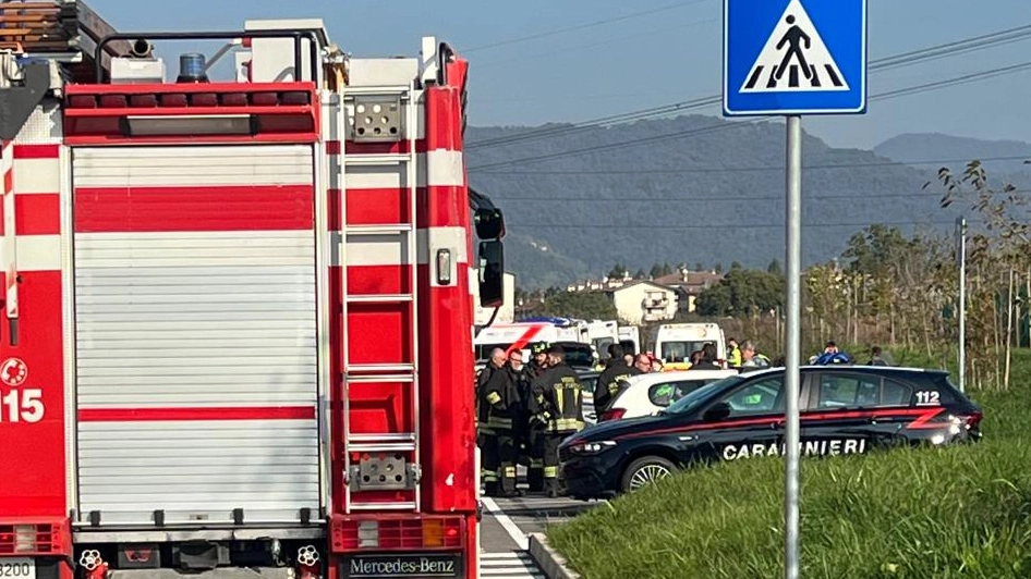Pompieri soccorritori e forze dell’ordine ieri alle 9 nell’Akno Business Park dove ha sede l’azienda Pompieri soccorritori e forze dell’ordine ieri alle 9 nell’Akno Business Park dove ha sede l’azienda