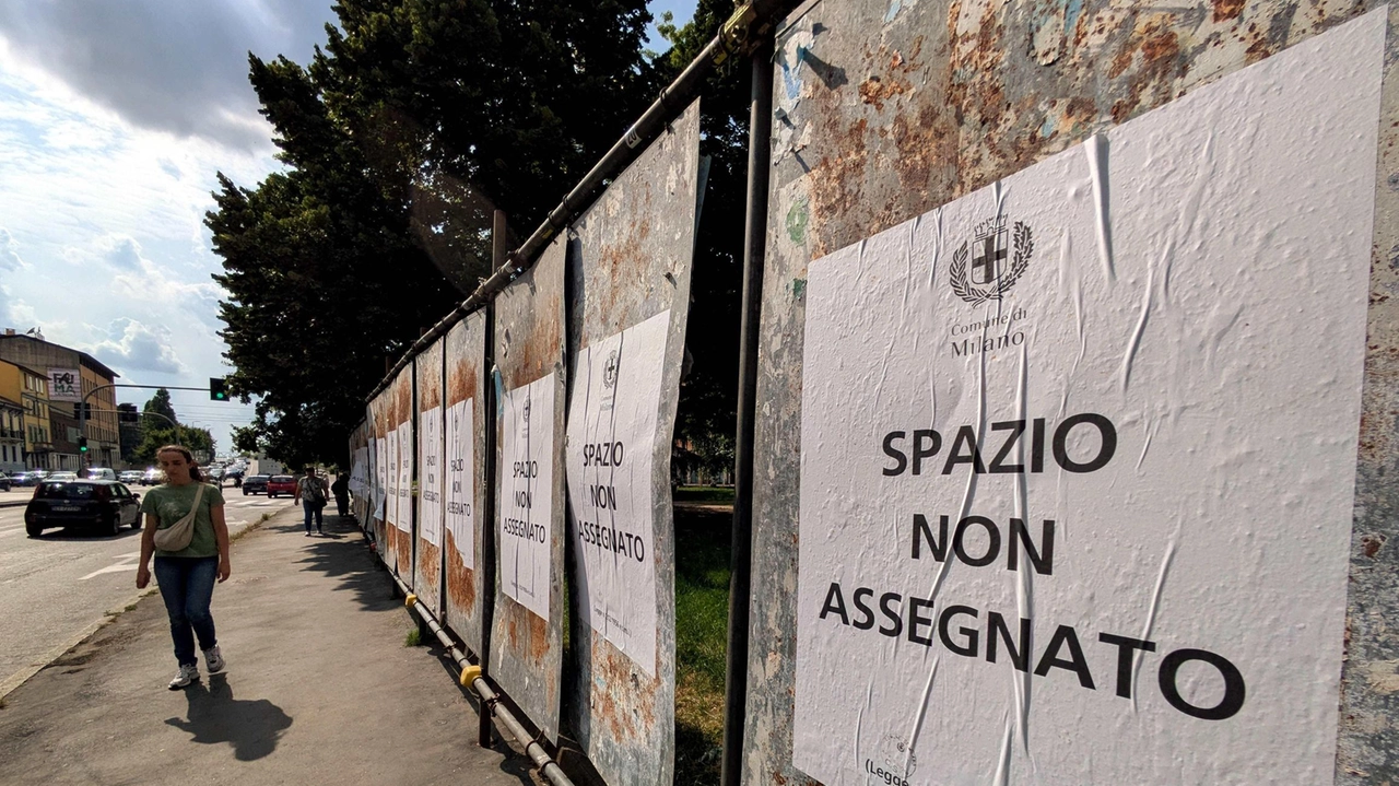 Le postazioni sono 170 in tutta la città, la maggioranza “in bianco“. Il Pd non ha chiesto di attaccare poster Le postazioni sono 170 in tutta la città, la maggioranza “in bianco“. Il Pd non ha chiesto di attaccare poster
