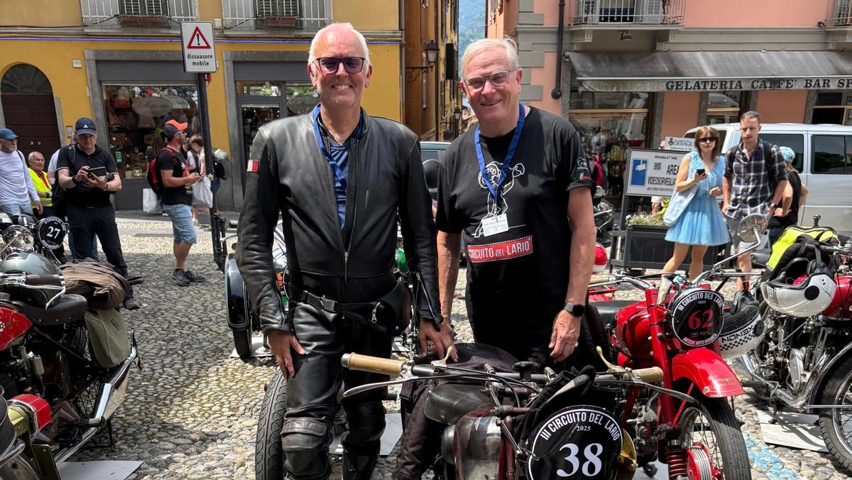 Yves De Cocker (sinistra), un avvocato marittimo belga di 58 anni e Graeme Studdert, 72 anni che vive a Newcastle, Nuovo Galles, sud est dell’Australia. Entrambi sono al Circuito del Lario Yves De Cocker (sinistra), un avvocato marittimo belga di 58 anni e Graeme Studdert, 72 anni che vive a Newcastle, Nuovo Galles, sud est dell’Australia. Entrambi sono al Circuito del Lario