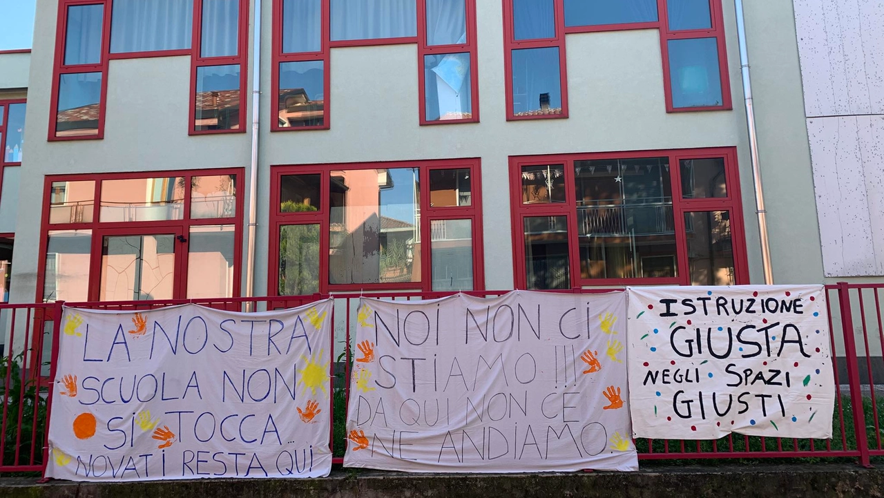 Alcuni degli striscioni di protesta contro il trasferimento delle classi