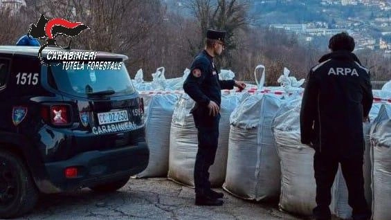 Il blitz dei militari dei Nuclei carabinieri forestali di Vobarno e Idro in collaborazione con Arpa Lombardia Il blitz dei militari dei Nuclei carabinieri forestali di Vobarno e Idro in collaborazione con Arpa Lombardia