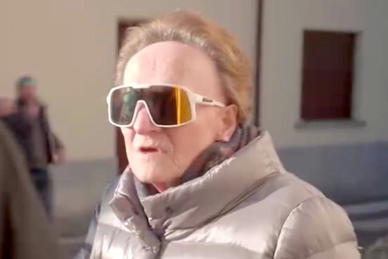 Una delle protagoniste del video realizzato dalla Pro Loco di Ranco per sostenere il dialetto indossa gli occhiali dotati di intelligenza artificiale