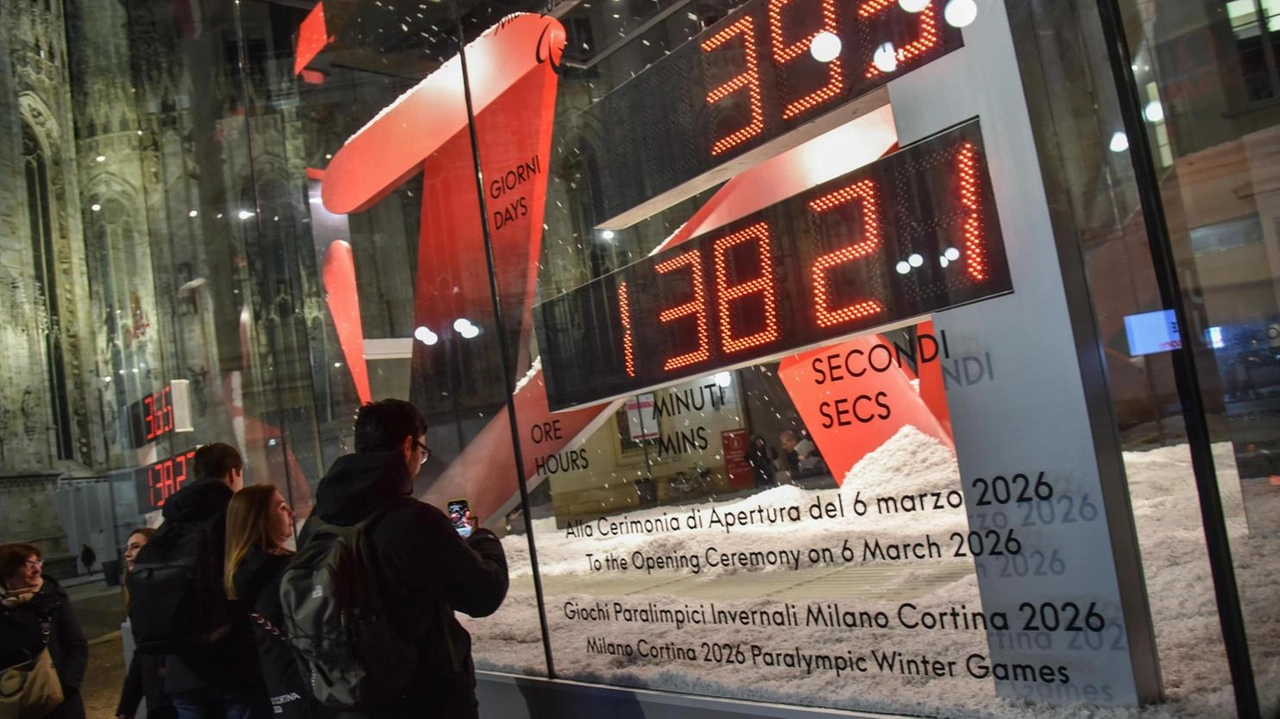 L’orologio col countdown olimpico in piazza Duomo che indica quanto manca all’inizio dei Giochi del 2026 L’orologio col countdown olimpico in piazza Duomo che indica quanto manca all’inizio dei Giochi del 2026