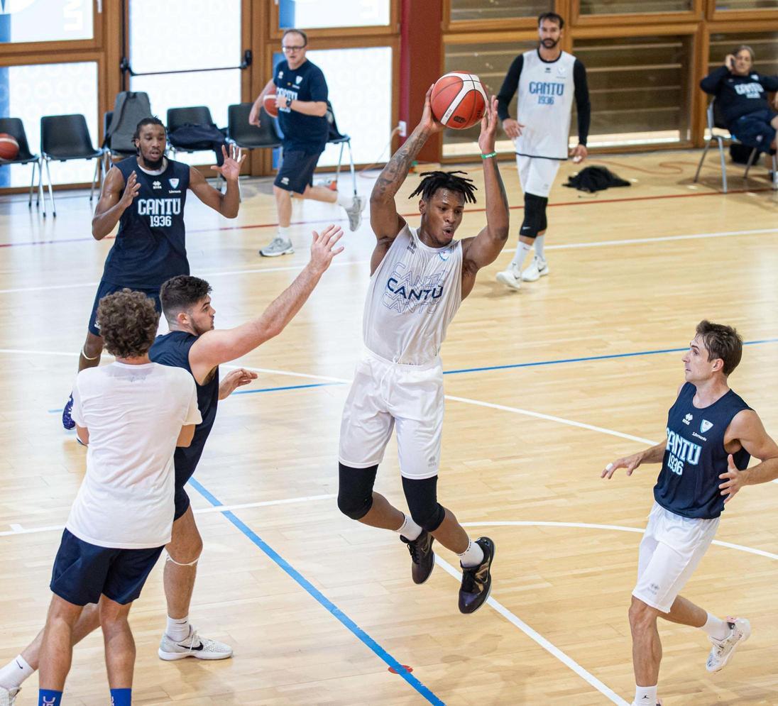 Decolla la Summer League. Basket show per i turisti Decolla la Summer League. Basket show per i turisti