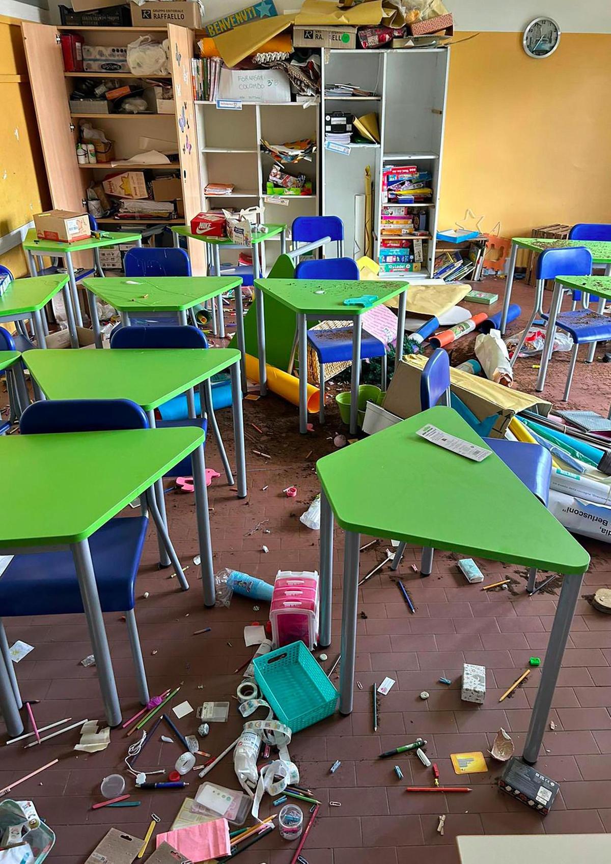 Scuola devastata di notte dai vandali. Porte, lavagne, vetri: gesto barbaro Scuola devastata di notte dai vandali. Porte, lavagne, vetri: gesto barbaro