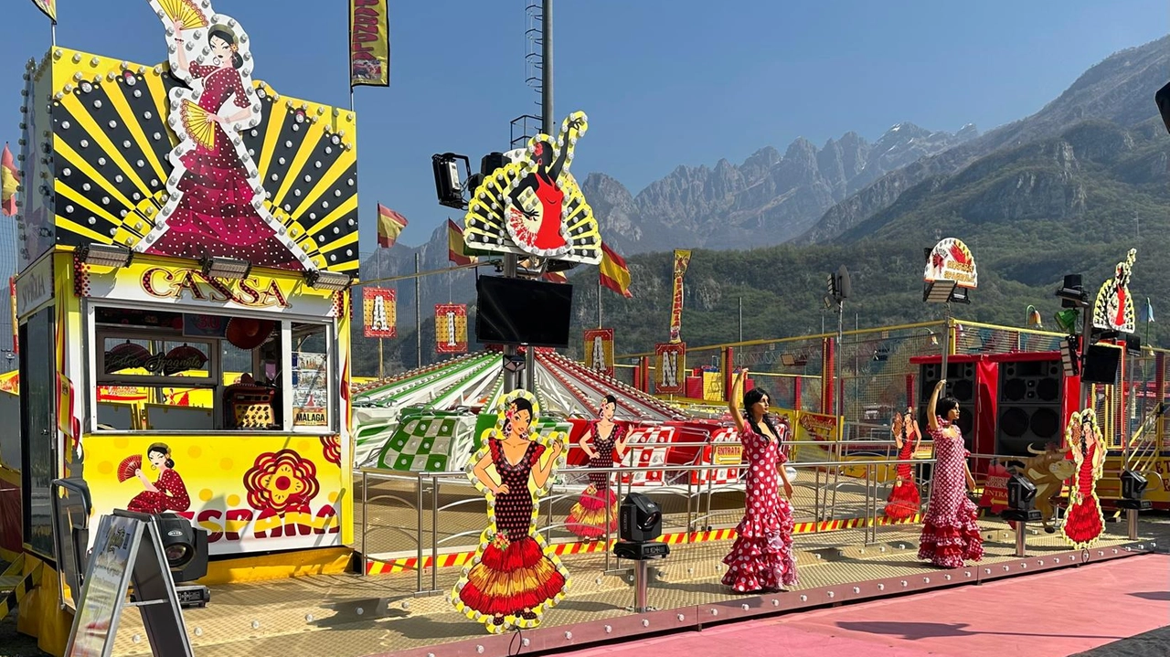 La nuova Giostra spagnola nel Luna Park aperto nel periofo ferragostano a Laveno Mombello, sul Lago Maggiore La nuova Giostra spagnola nel Luna Park aperto nel periofo ferragostano a Laveno Mombello, sul Lago Maggiore