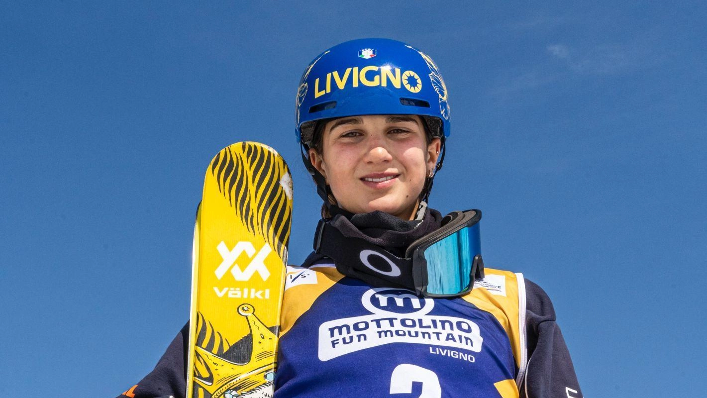 A Livigno si svolgono i Mondiali junior di snowboard e freestyle con atleti giovani provenienti da 26 nazioni. Prime medaglie assegnate e anteprima delle Olimpiadi. Prestazioni di alto livello e poca fortuna per gli italiani. Flora Tabanelli del Livigno Team punta sul Big Air.
