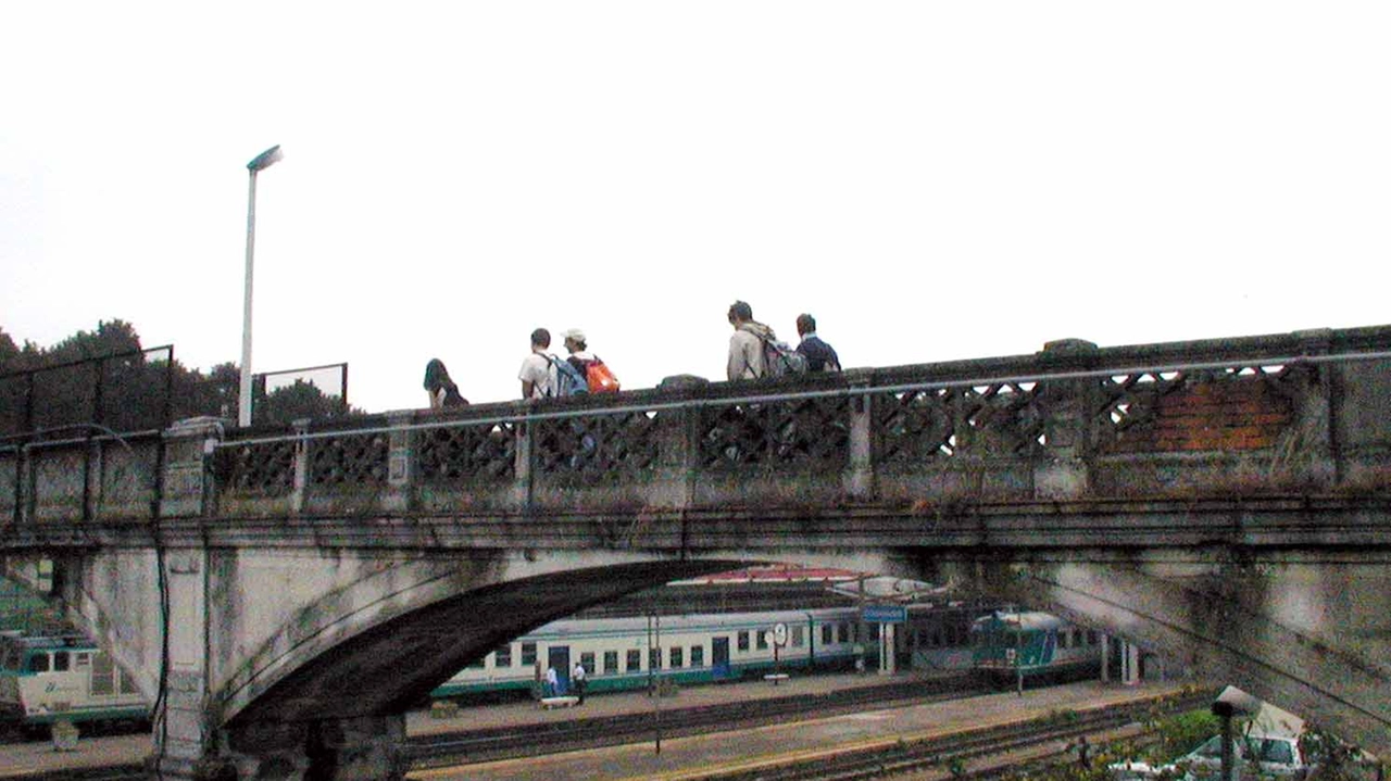 Il sovrapasso sopra la stazione ferroviaria è l’unico costruito nel 1920 sulla Milano-Bologna Il sovrapasso sopra la stazione ferroviaria è l’unico costruito nel 1920 sulla Milano-Bologna