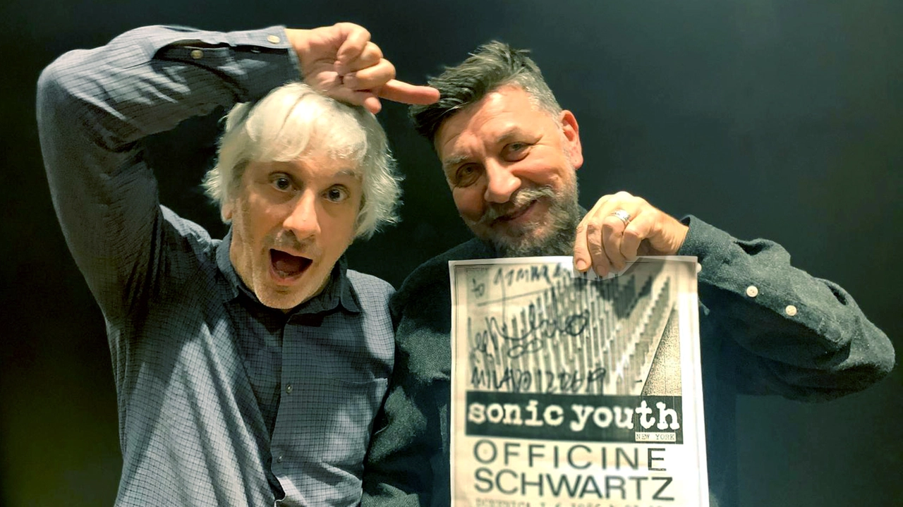 Ermanno “Gomma” Guarneri (a destra) con Lee Ranaldo chitarrista dei Sonic Youth e il manifesto del concerto della band americana del 1986 Ermanno “Gomma” Guarneri (a destra) con Lee Ranaldo chitarrista dei Sonic Youth e il manifesto del concerto della band americana del 1986
