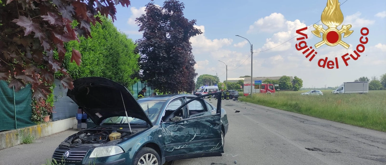 Carbonate, scontro tra due auto: feriti i conducenti