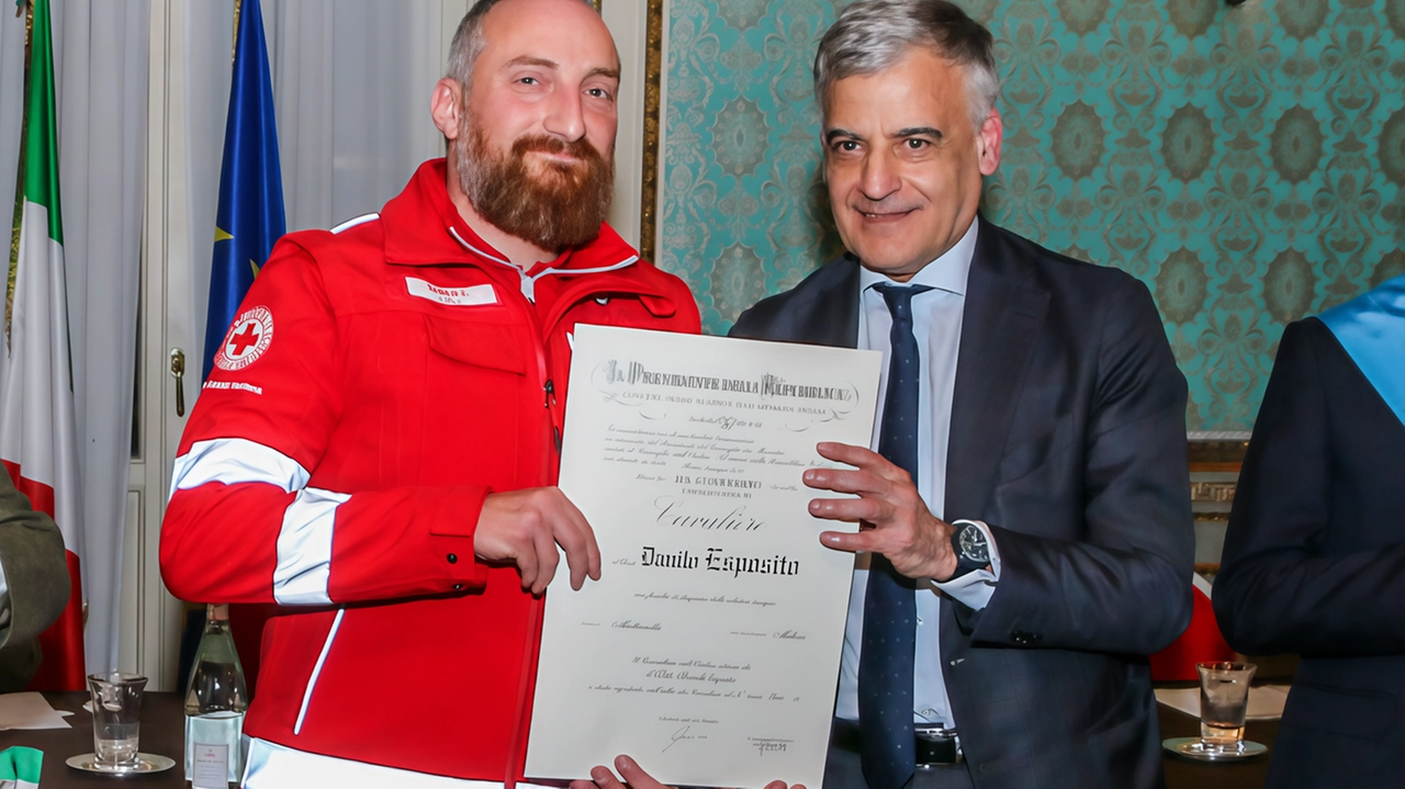 Il prefetto di Milano Claudio Sgaraglia consegna l’onorificenza di Cavaliere a Danilo Esposito, vicepresidente del Comitato Croce Rossa (area sud Milano) Il prefetto di Milano Claudio Sgaraglia consegna l’onorificenza di Cavaliere a Danilo Esposito, vicepresidente del Comitato Croce Rossa (area sud Milano)