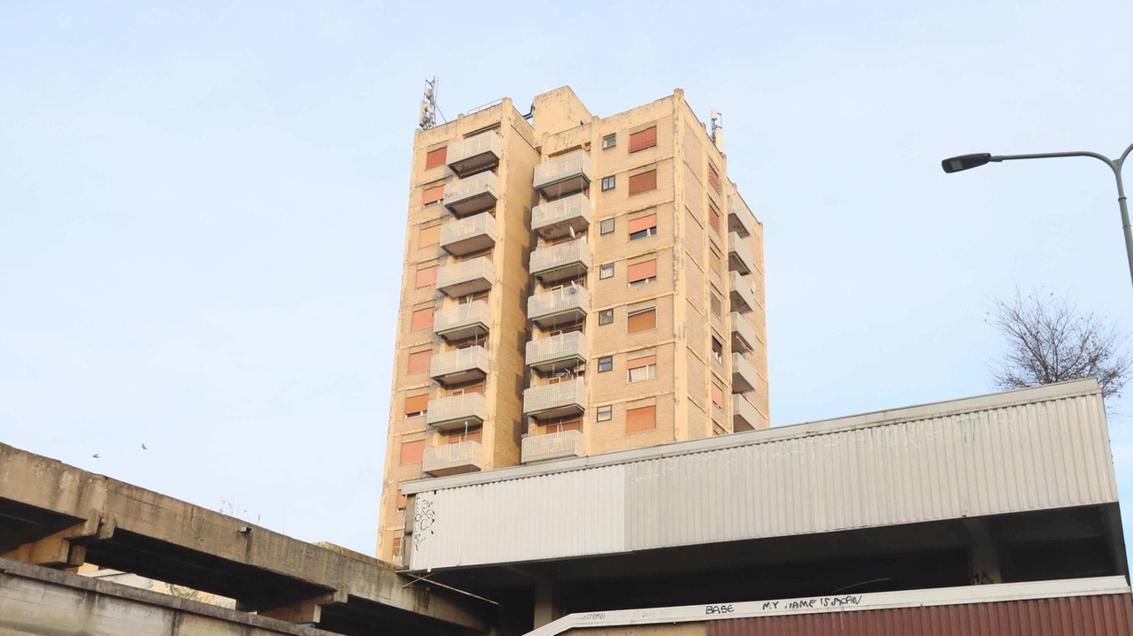 La torre degradata di via Boifava 29, nel quartiere Chiesa Rossa La torre degradata di via Boifava 29, nel quartiere Chiesa Rossa