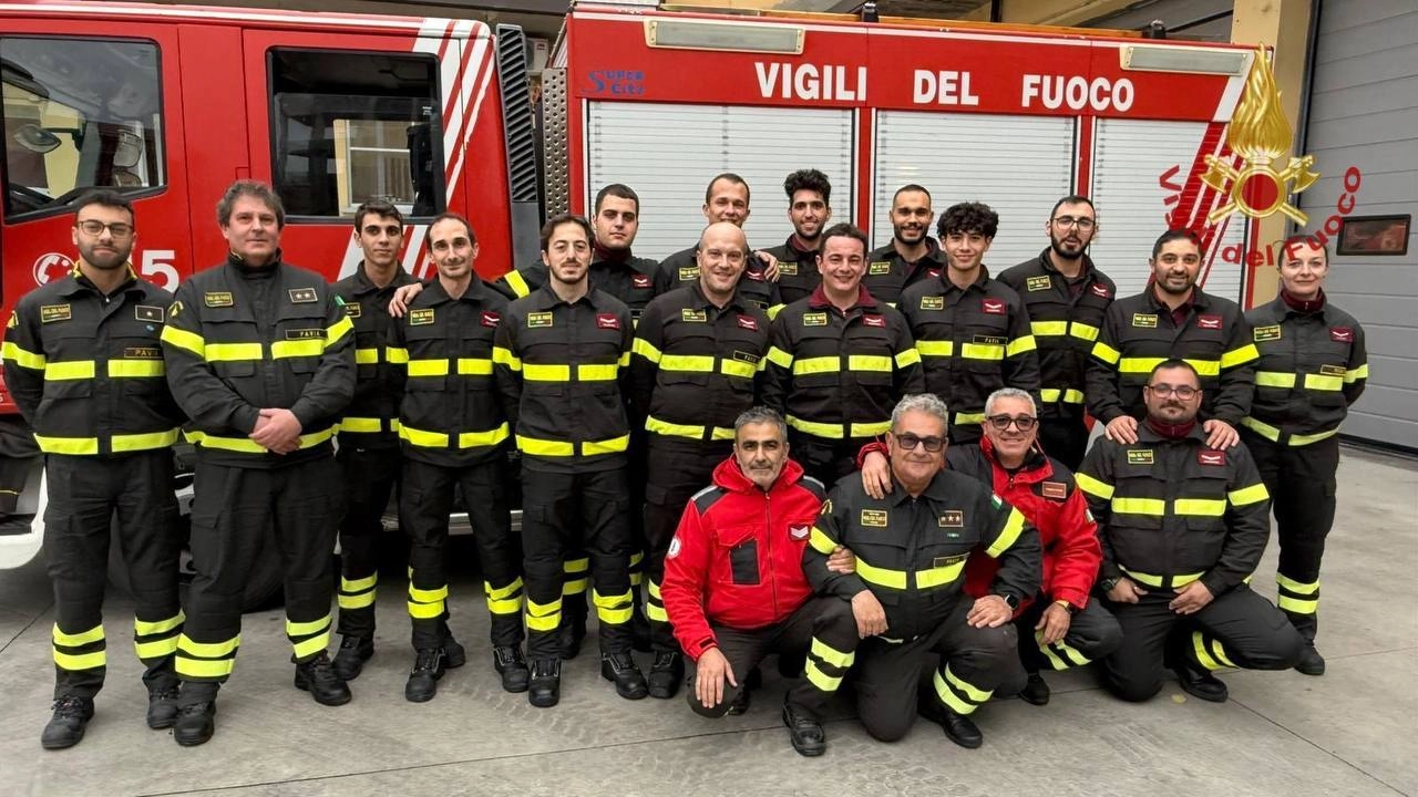 I 15 nuovi vigili del fuoco volontari al termine del corso a Pavia