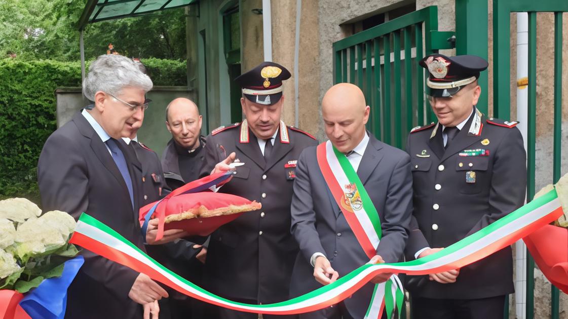 Il taglio del nastro. Con i nuovi alloggi ulteriori carabinieri Il taglio del nastro. Con i nuovi alloggi ulteriori carabinieri