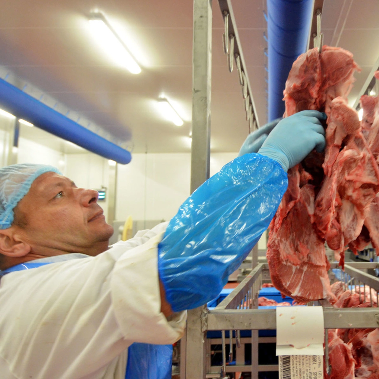 Un lavoratore nello stabilimento Vismara (Cardini)