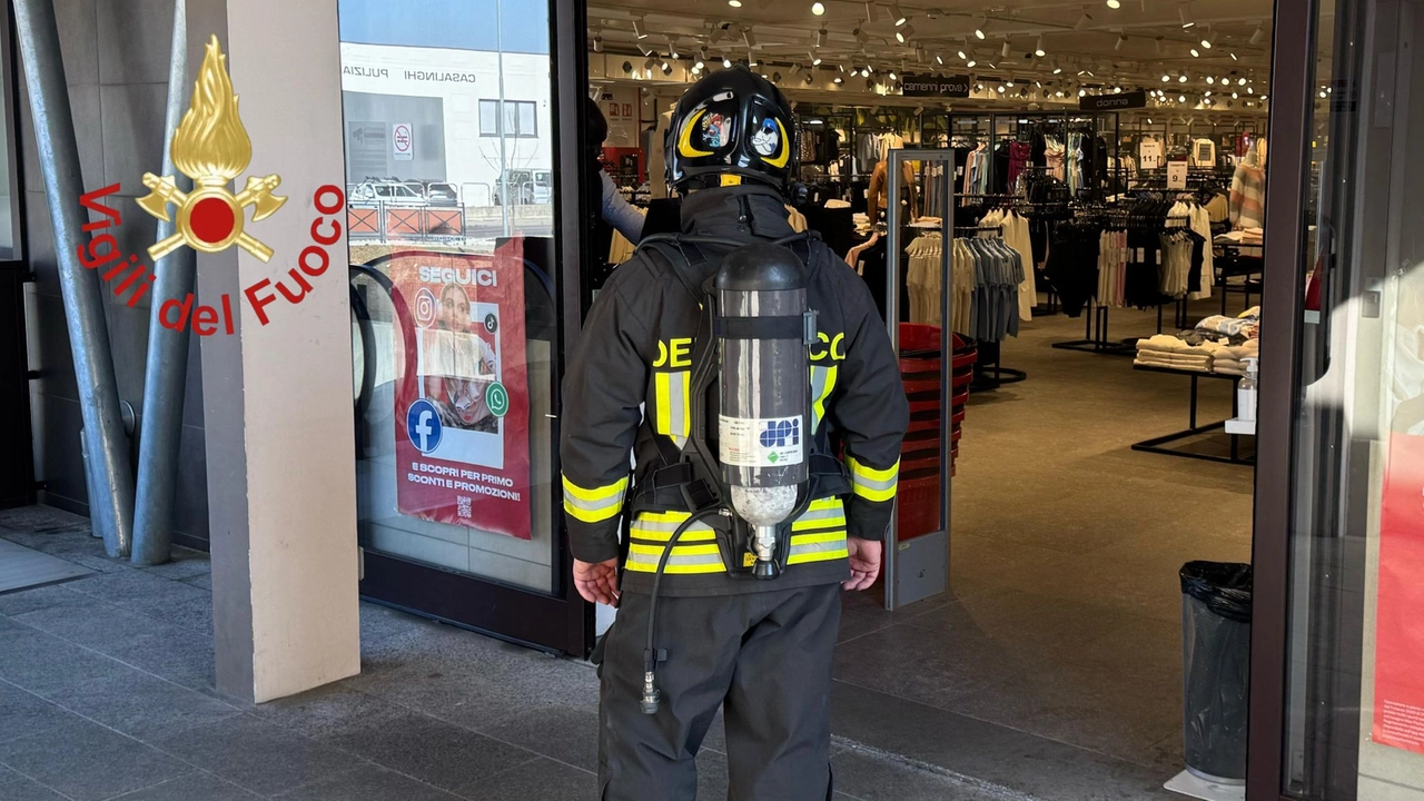 Nel negozio di abbigliamento sono intervenuti i vigili del fuoco Nel negozio di abbigliamento sono intervenuti i vigili del fuoco