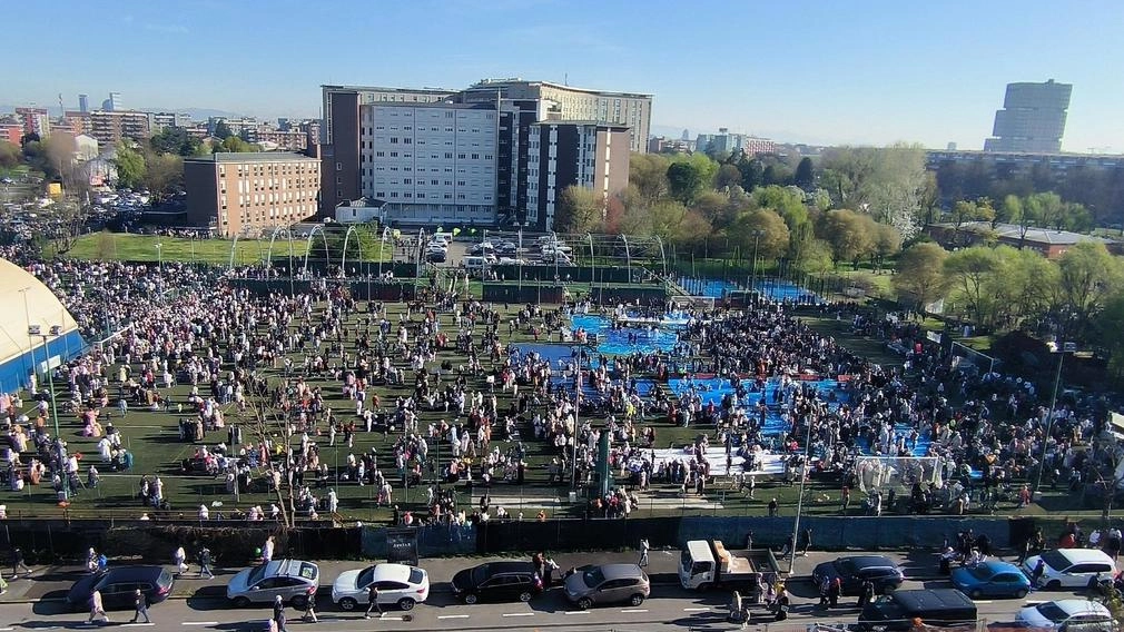 I residenti di Barona e Martesana: altoparlanti dalle 7 e parcheggio selvaggio. FdI e Lega all’attacco: "Islamici padroni di Milano". Ma dicono no alle moschee.