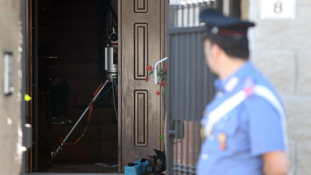Carabinieri fuori dalla villetta di Garlasco