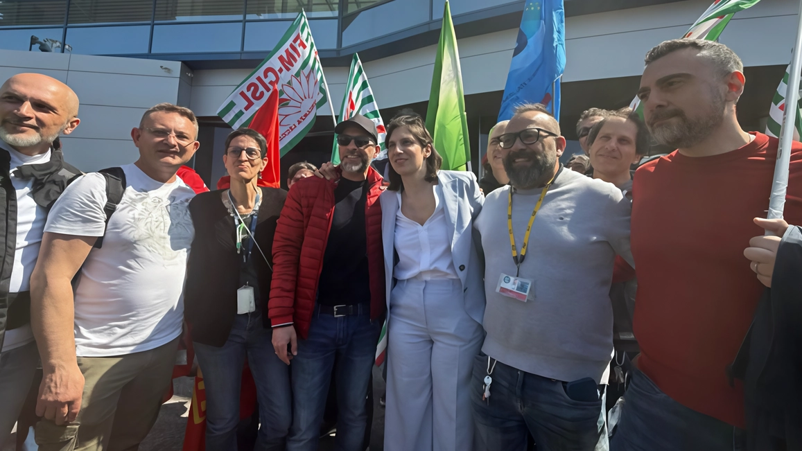 La visita della segretaria del Pd dopo la presentazione del piano industriale a Roma: non ci sono garanzie. In Brianza gli esuberi potrebbero essere mille. L’ex ministro Orlando: Giorgetti si ricordi degli impegni assunti.