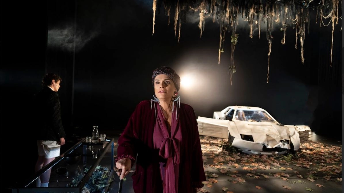 Laura Marinoni, milanese, attrice e cantante, 64 anni il 28 maggio Da sempre fa girare teste e applausi Da mercoledì è al Carcano nei panni di Violet Venable Laura Marinoni, milanese, attrice e cantante, 64 anni il 28 maggio Da sempre fa girare teste e applausi Da mercoledì è al Carcano nei panni di Violet Venable