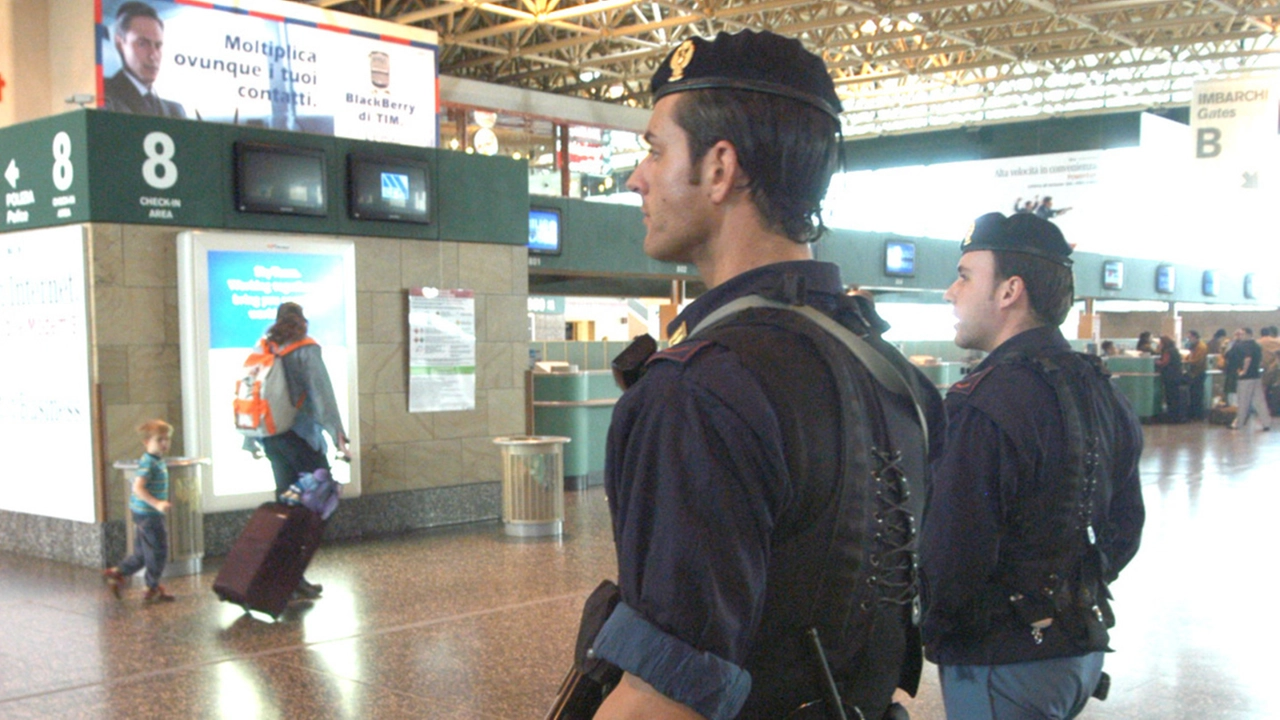 Agenti di polizia all'aeroporto di Malpensa Agenti di polizia all'aeroporto di Malpensa