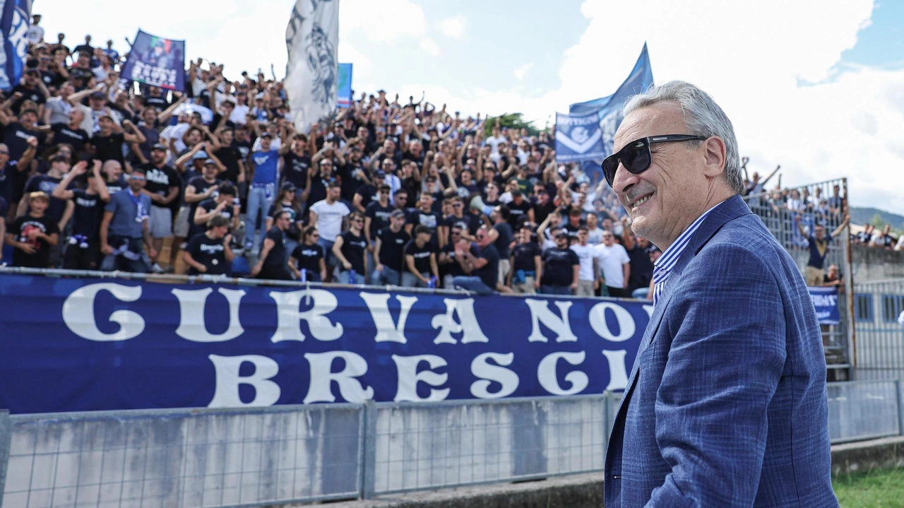Giuseppe Pasini saluta i tifosi dell’Union Brescia allo stadio Rigamonti