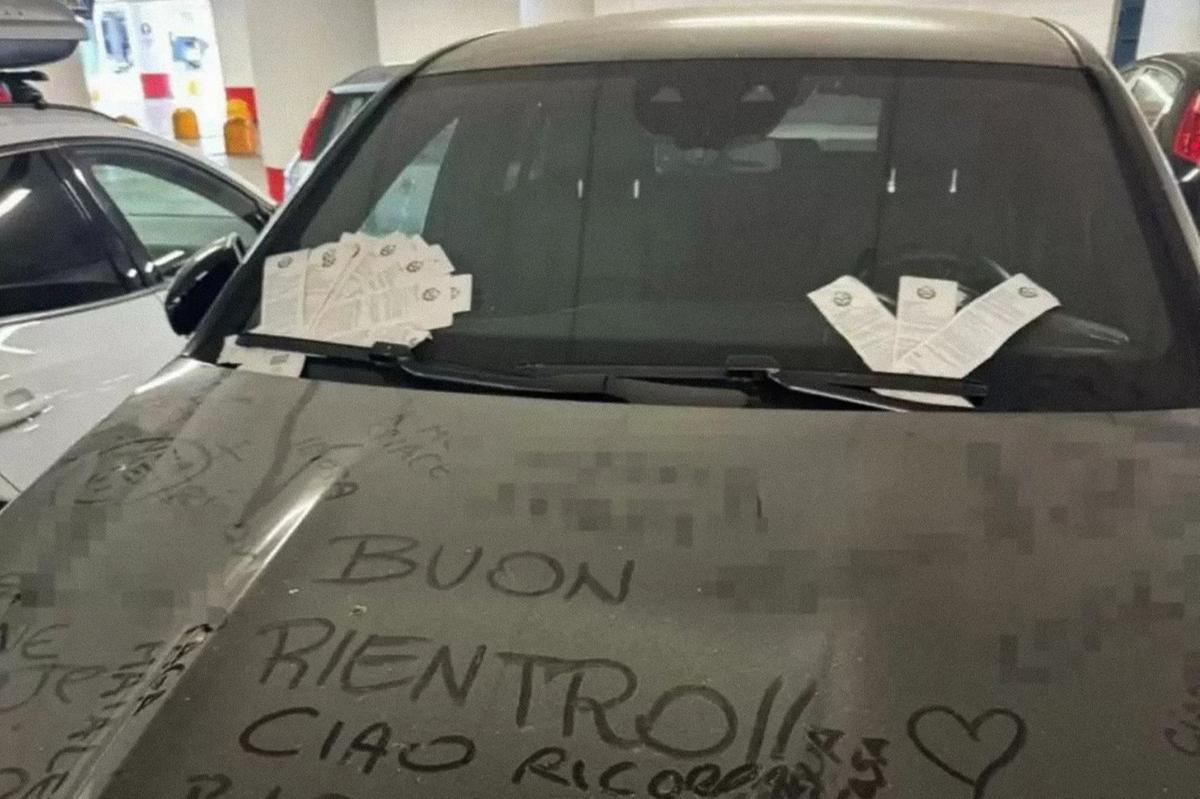 Il furbetto della Mercedes in vacanza lascia l’auto un mese a Oriocenter, pioggia di multe e insulti: “Buon rientro”