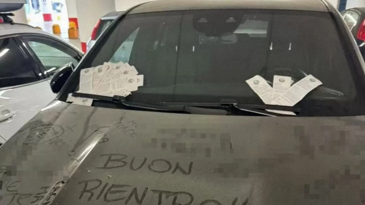 La Mercedes multata nel parcheggio a Oriocenter, posteggiata lì da fine luglio La Mercedes multata nel parcheggio a Oriocenter, posteggiata lì da fine luglio