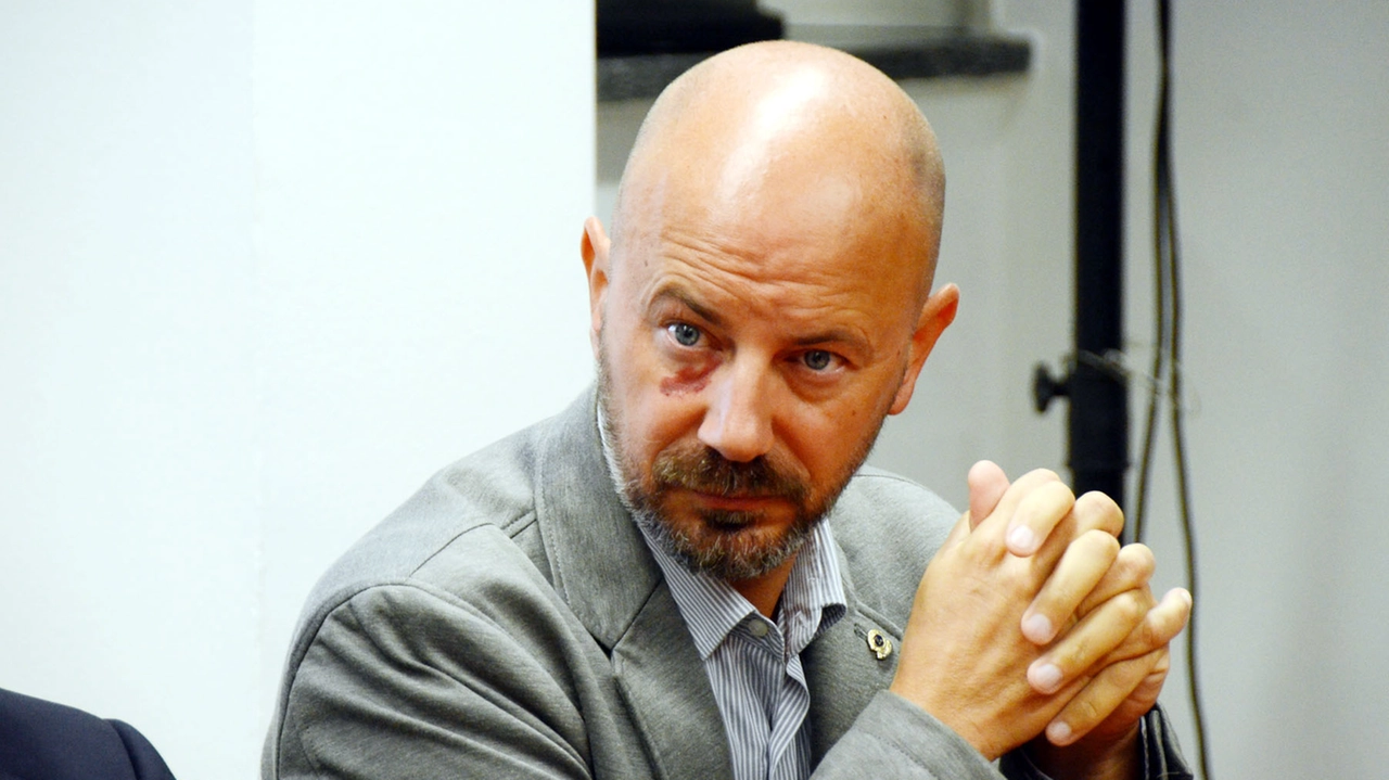 Il sindaco di Dervio Stefano Cassinelli manda un messaggio alle famiglie: "Intervenite sui figli" Il sindaco di Dervio Stefano Cassinelli manda un messaggio alle famiglie: "Intervenite sui figli"