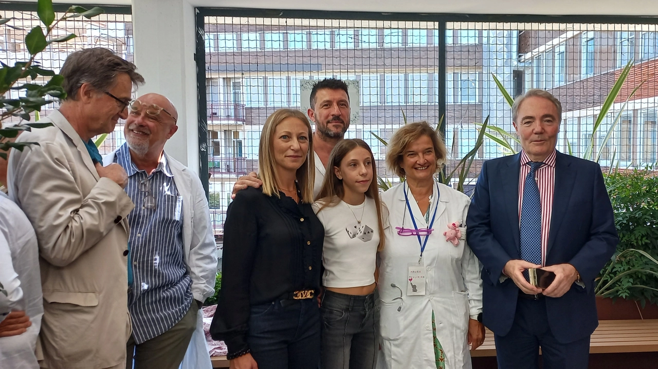 Elisabetta e Cecilia, moglie e figlia di Clerici. Sopra Daniela, Alessia e Christian Aldieri con la primaria Maura Massimino e il presidente Gustavo Galmozzi Elisabetta e Cecilia, moglie e figlia di Clerici. Sopra Daniela, Alessia e Christian Aldieri con la primaria Maura Massimino e il presidente Gustavo Galmozzi