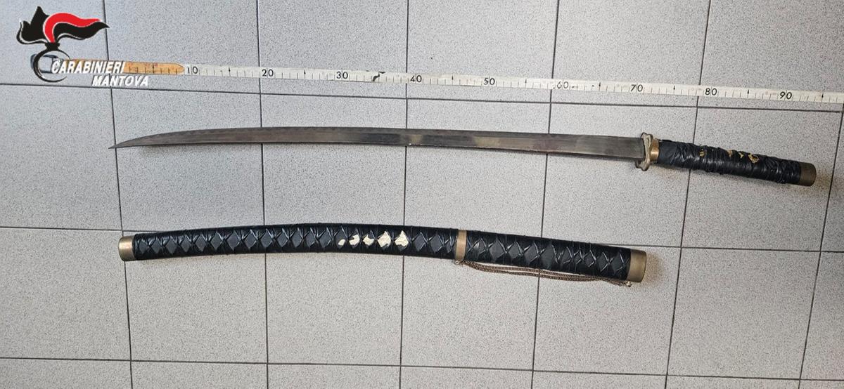 curtatone in casa aveva katane e proiettili 42enne denunciato per detenzione di armi