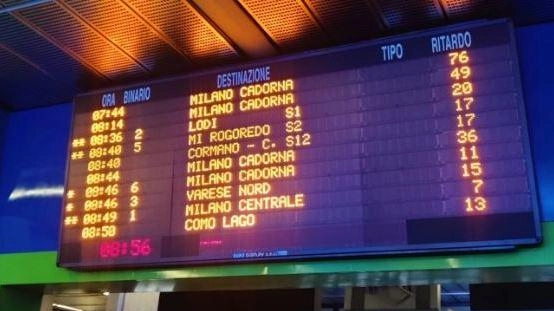 Strade allagate e traffico in tilt. Emergenza a Sud-Est, vasca del Seveso piena per due terzi. Guasto alla linea elettrica, convogli sospesi tra Saronno e Cadorna. Viaggiatori nel caos. . Strade allagate e traffico in tilt. Emergenza a Sud-Est, vasca del Seveso piena per due terzi. Guasto alla linea elettrica, convogli sospesi tra Saronno e Cadorna. Viaggiatori nel caos. .