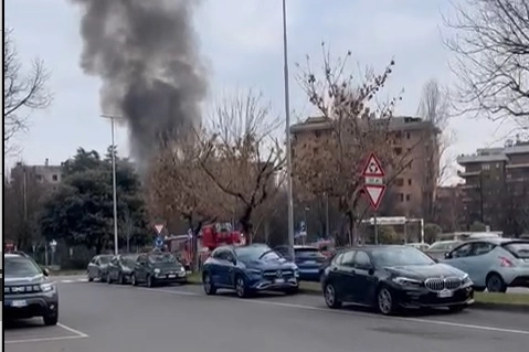 La colonna di fumo nero che si è alzata dal chiosco in fiamme