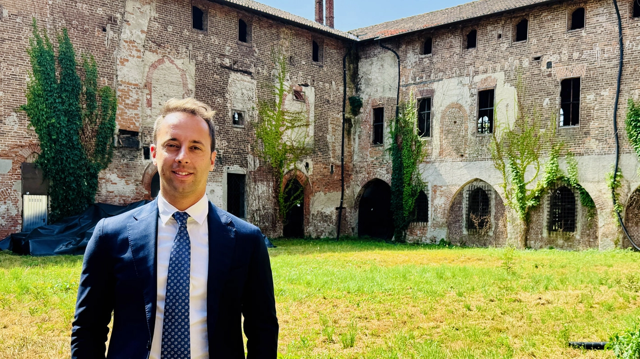 Il sindaco di Rozzano Mattia Ferretti davanti al castello visconteo Il sindaco di Rozzano Mattia Ferretti davanti al castello visconteo