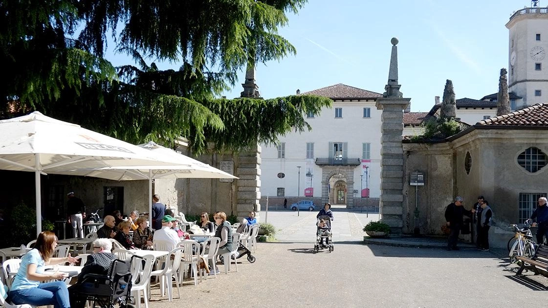 Cresciuto in città, appassionato di corsa, cinema e teatro, è alla guida del Comune da tre anni. L’impegno per creare altri spazi verdi e aiutare il commercio locale. Il gioiello? Palazzo Borromeo.