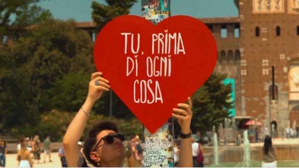 “Artista, cantautore sognatore“ come si definisce, porta l’arte nelle città italiane: "Per valorizzarle" "Mi emoziona e spero di provocare la stessa sensazione in chi si imbatte nelle mie installazioni".