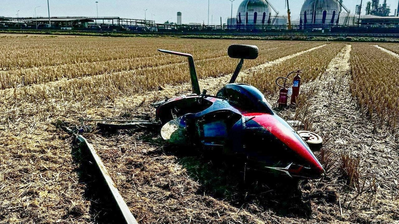 I resti dell’autogiro precipitato verso mezzogiorno a Sannazzaro de’ Burgondi I resti dell’autogiro precipitato verso mezzogiorno a Sannazzaro de’ Burgondi