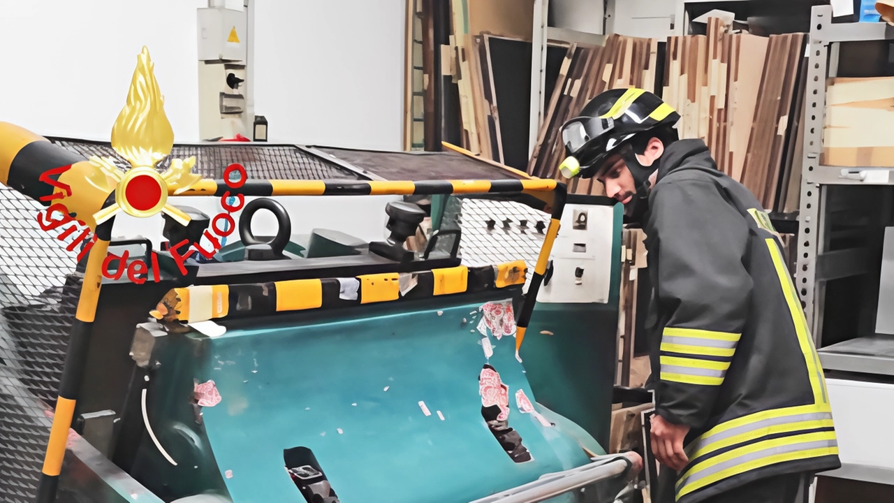 La macchina fustellatrice nella quale è rimasto schiacciato un operaio di 48 anni portato al Sant’Anna La macchina fustellatrice nella quale è rimasto schiacciato un operaio di 48 anni portato al Sant’Anna