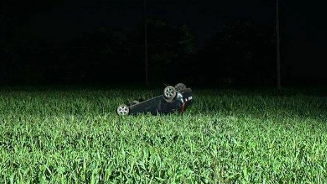 L'auto del 23enne ribaltata nel campo L'auto del 23enne ribaltata nel campo
