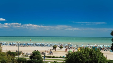 Bimbo di 6 anni sparisce da sotto l'ombrellone in spiaggia: elicottero e maxi ricerche, trovato a 2 chilometri di distanza