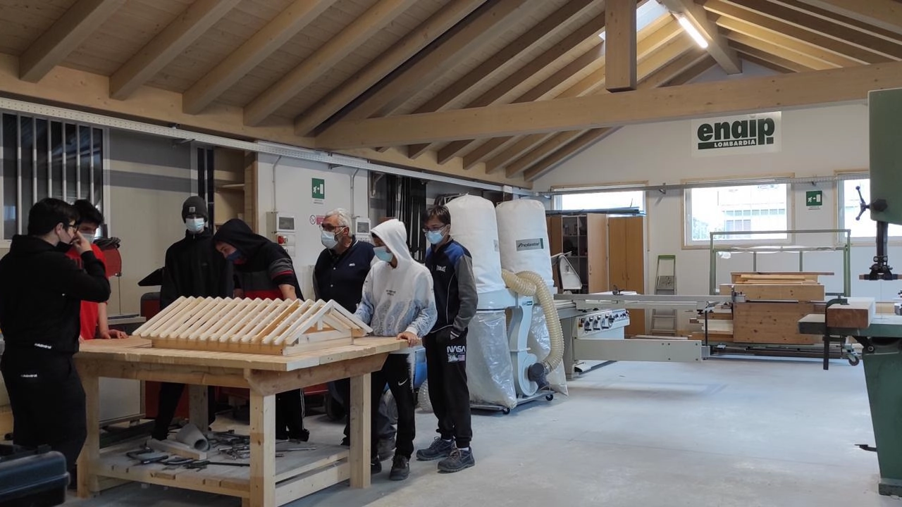 Chi ha terminato la terza media può guardare al corso Bioedilizia operatore del legno dell’Enaip di Morbegno Chi ha terminato la terza media può guardare al corso Bioedilizia operatore del legno dell’Enaip di Morbegno