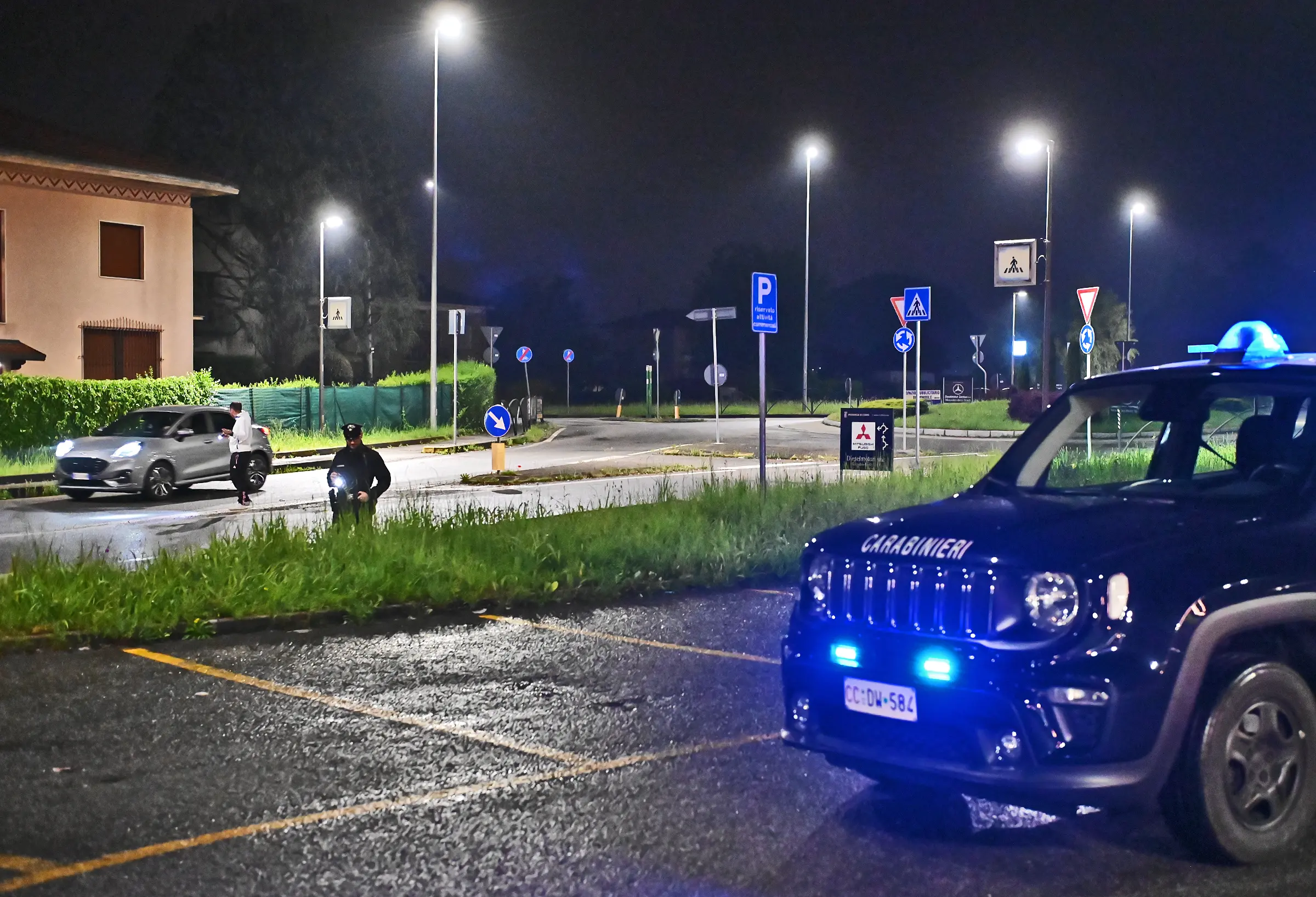 Agguato a Orsenigo, auto si avvicina a un uomo e parte un colpo di pistola: gravissimo 37enne