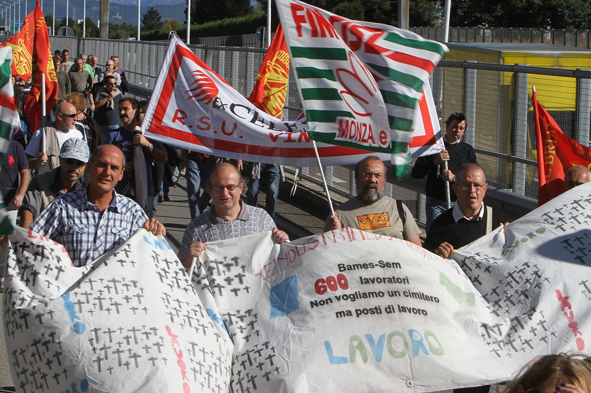 "Non vogliamo un cimitero ma posti di lavoro", uno degli slogan gridati