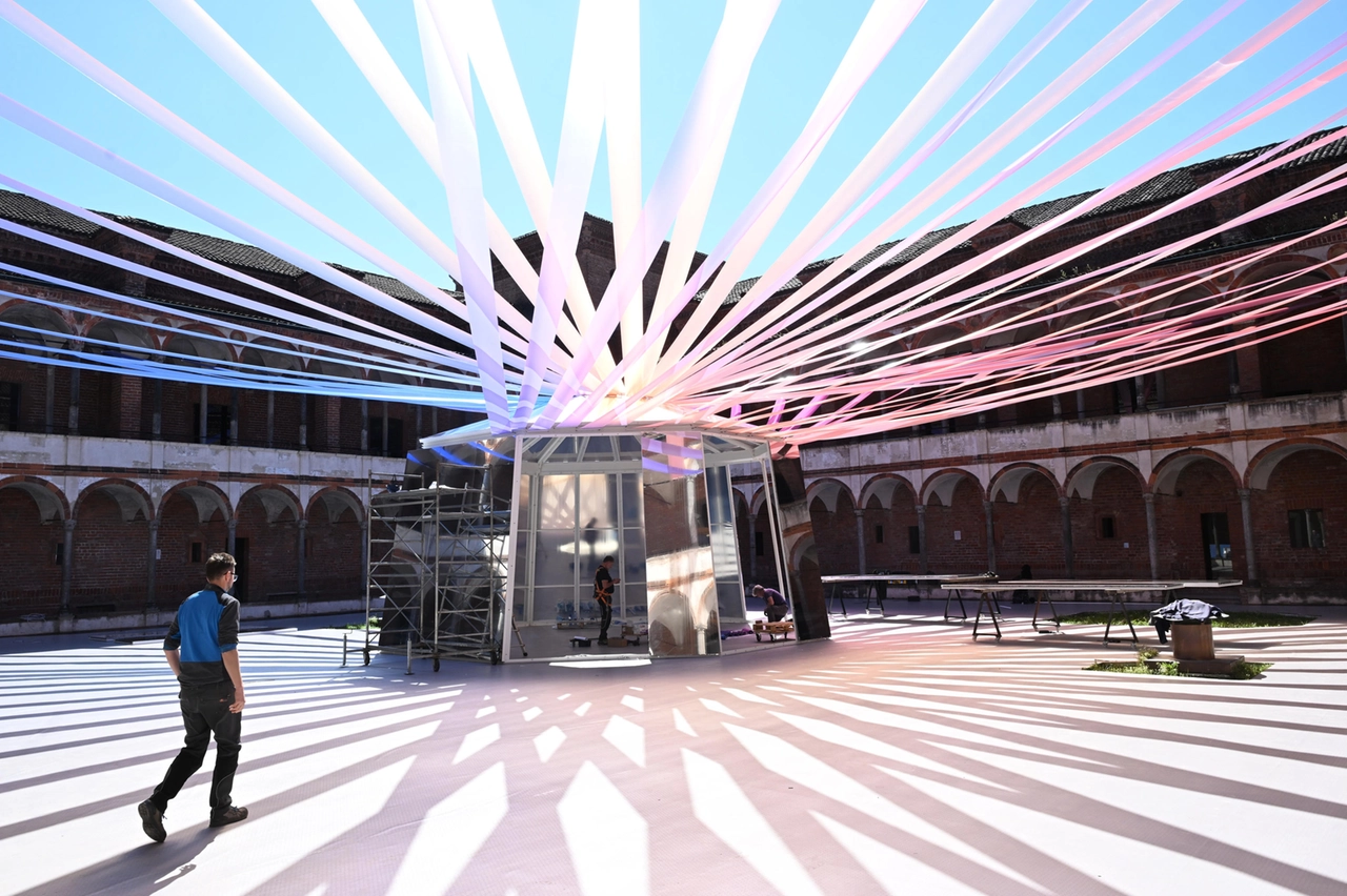 Al lavoro per la realizzazione pratica di un'installazione nel cortile dell'università Statale, fra i "centri" del Fuorisalone 2025