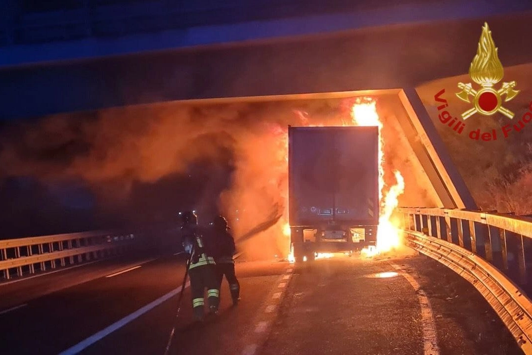 I pompieri e il camion incendiatosi sulla A21